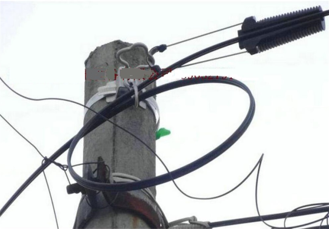 Tsau nro clamp ntawm overhead optical cable